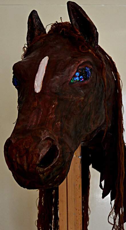 Skulptur Handsome Horse av Eva Carty