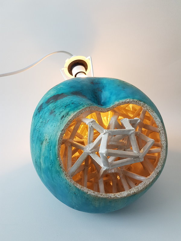 Skulptur Modifierat äpple av Valdas Kurklietis