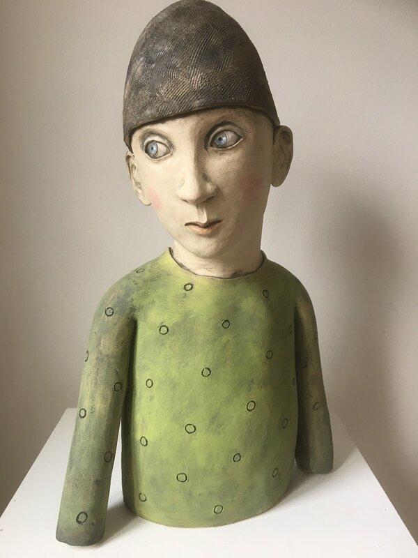 Skulptur Pojke i grönt av Marianne Karlsson