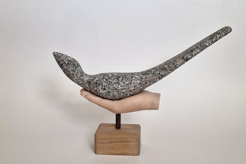 Skulptur En fågel i handen av Bernt Eriksson